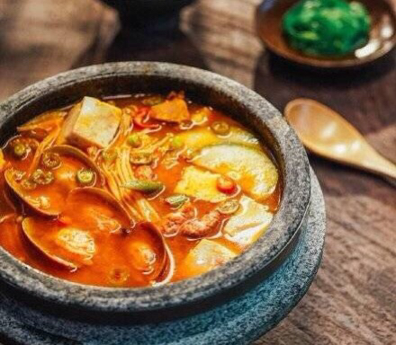 帅气合租男给我做饭还陪我跨年,我爱上他时他却突然消失了