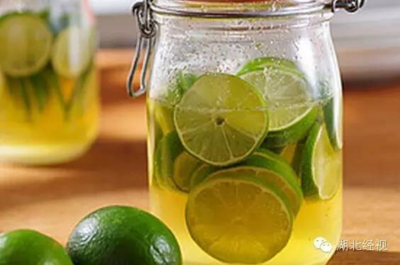 白天喝柠檬水被太阳晒了会变黑吗,蜂蜜柠檬水白天喝皮肤会变黑吗