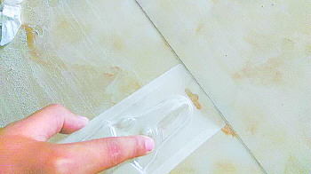 卫生间地面瓷砖鼓起来怎么补救,家里的瓷砖鼓起来怎么办