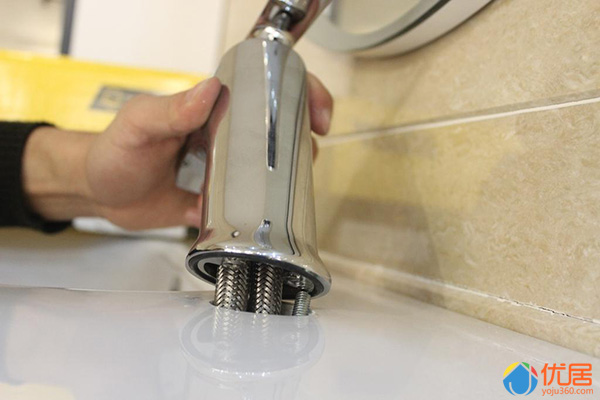 奥克斯电热水龙头安装全过程视频,预留在墙上的水管怎么安装水龙头