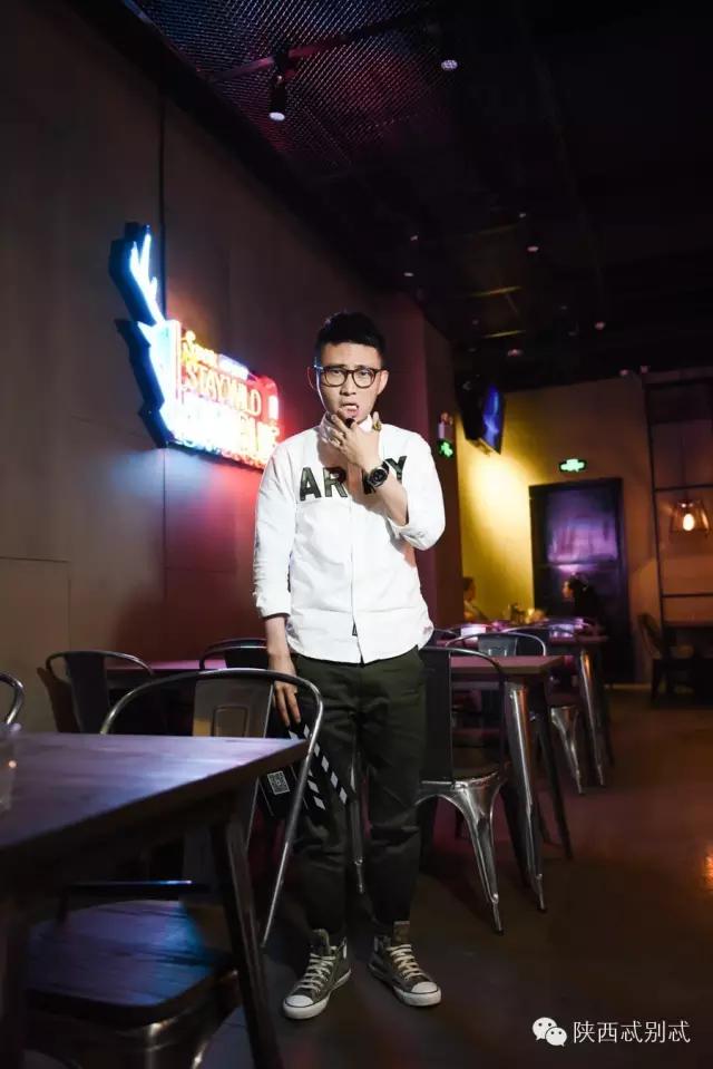 说出你们在酒吧被撩的经历?我面膜笑裂了!丨谁是忒色街拍NO.