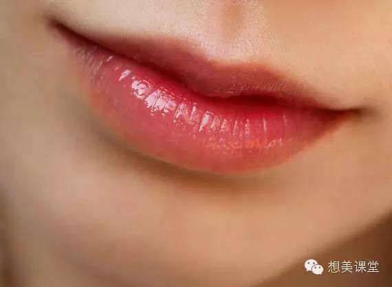 不用整形也可以轻松拥有M字唇啦！