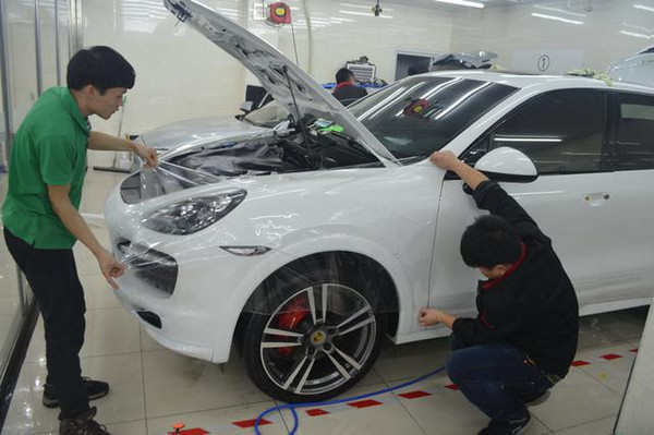 卡宴车窗玻璃划痕是怎么造成的,卡宴剐蹭了会不会有警告