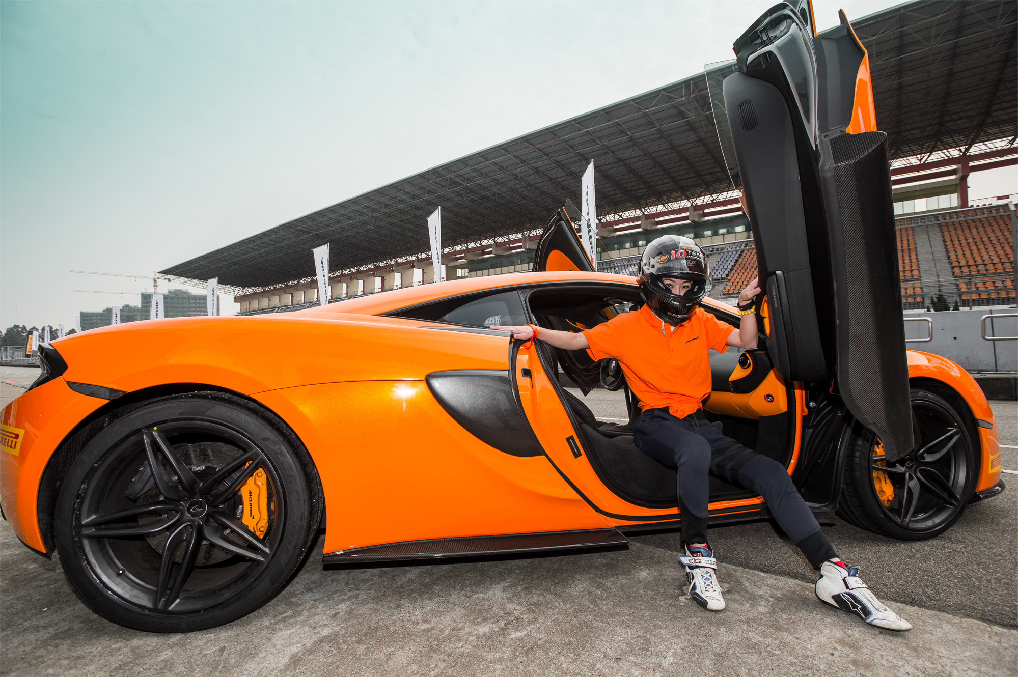 五号车论试驾迈凯伦570s,美女开迈凯伦570s