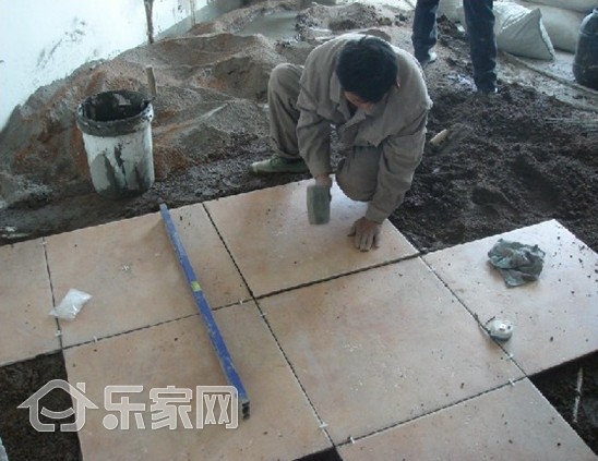 卫生间地面瓷砖鼓起来怎么补救,家里的瓷砖鼓起来怎么办