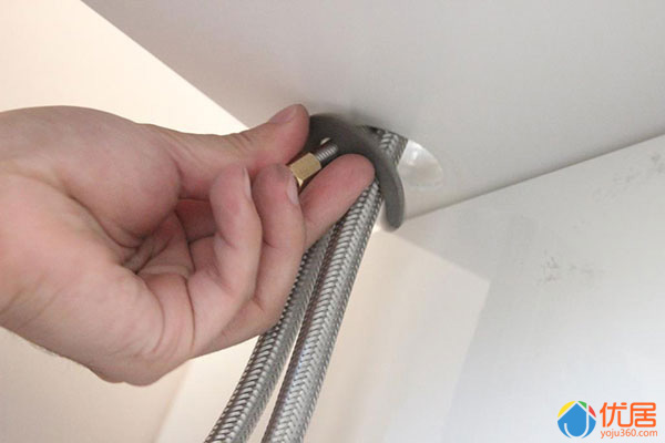 奥克斯电热水龙头安装全过程视频,预留在墙上的水管怎么安装水龙头