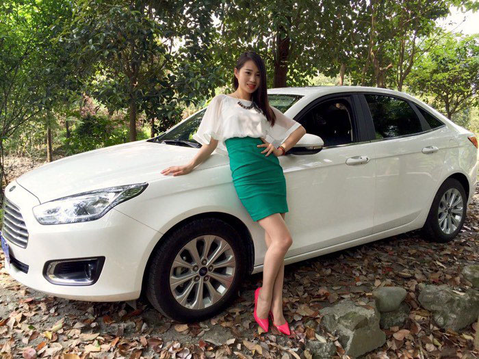 卡罗拉美女提车,卡罗拉对比福睿斯