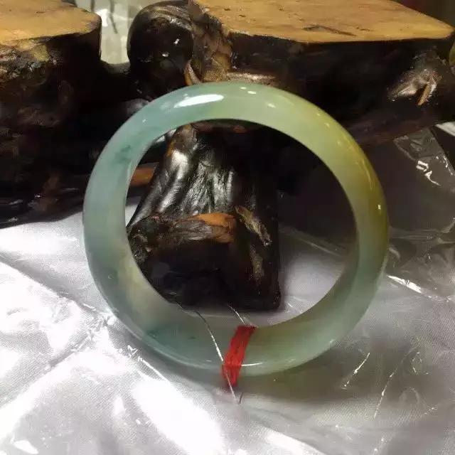 翡翠的翠性特征是显什么颜色的,翡翠翠性怎么观察