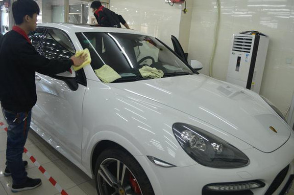 卡宴车窗玻璃划痕是怎么造成的,卡宴剐蹭了会不会有警告