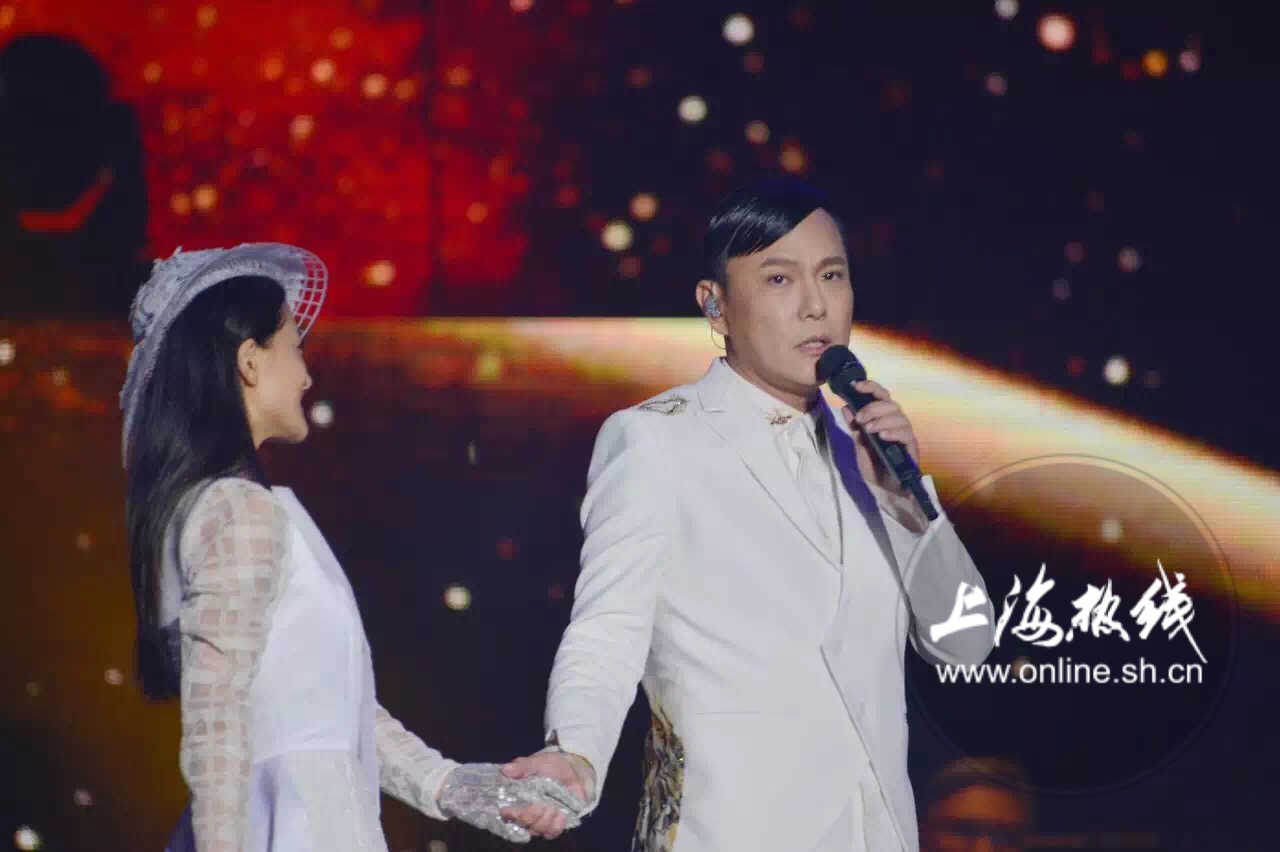 黑压压一群人,虹口足球场演唱会张信哲