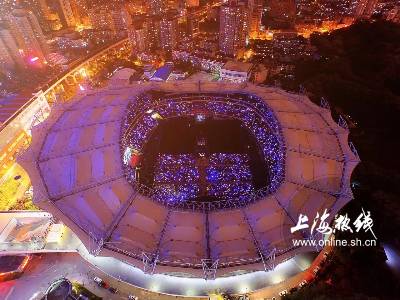 黑压压一群人,虹口足球场演唱会张信哲