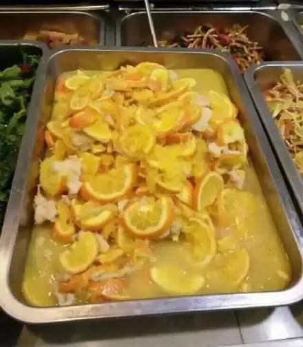 高校食堂灵魂料理大测评：西芹炒草莓，西瓜炖冬瓜