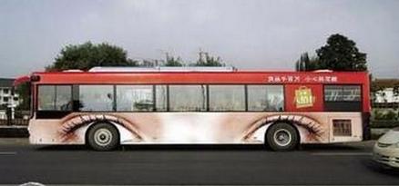 关于公交车上演绎的创意广告,公交车身广告方案怎么做