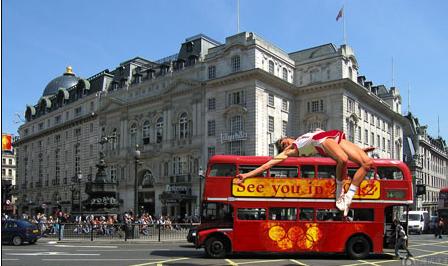 关于公交车上演绎的创意广告,公交车身广告方案怎么做