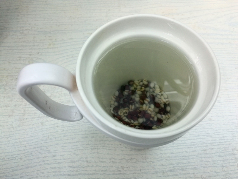 红豆薏米水真是祛湿消肿神器,红豆薏米汤什么功效
