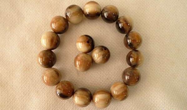 养牛的亲戚送了些牛角，这回非要做串牛角手串玩玩！