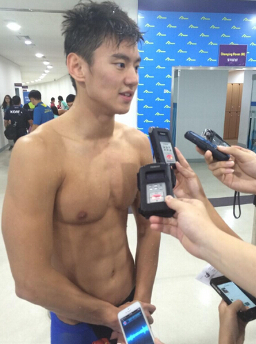 这位中国军人比任何韩国欧巴都帅，不然韩国国民女神为啥钟情他