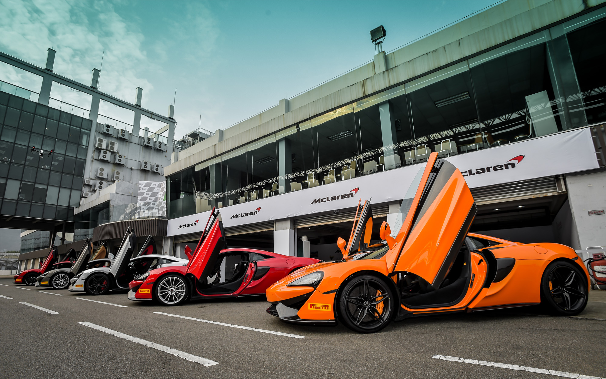 五号车论试驾迈凯伦570s,美女开迈凯伦570s