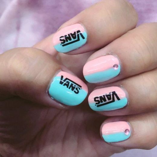 当女人味十足的指彩遇上了男孩风十足的运动品牌会怎么样?