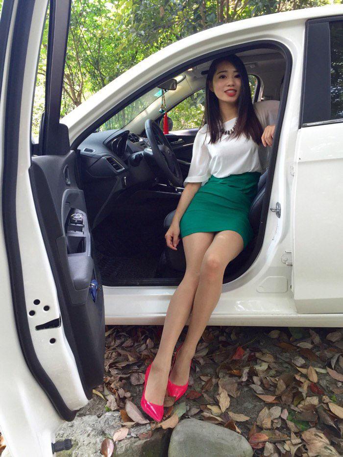 卡罗拉美女提车,卡罗拉对比福睿斯