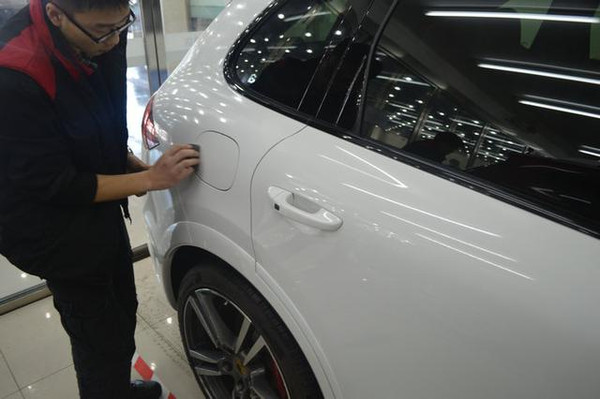 卡宴车窗玻璃划痕是怎么造成的,卡宴剐蹭了会不会有警告