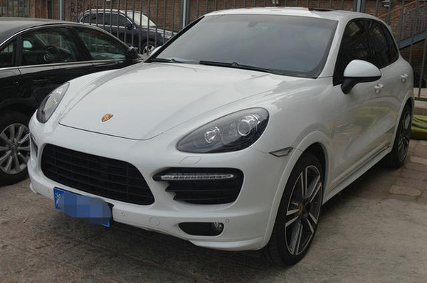 卡宴车窗玻璃划痕是怎么造成的,卡宴剐蹭了会不会有警告