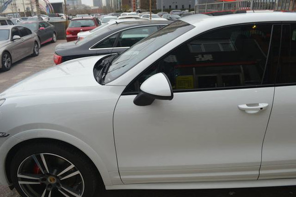 卡宴车窗玻璃划痕是怎么造成的,卡宴剐蹭了会不会有警告