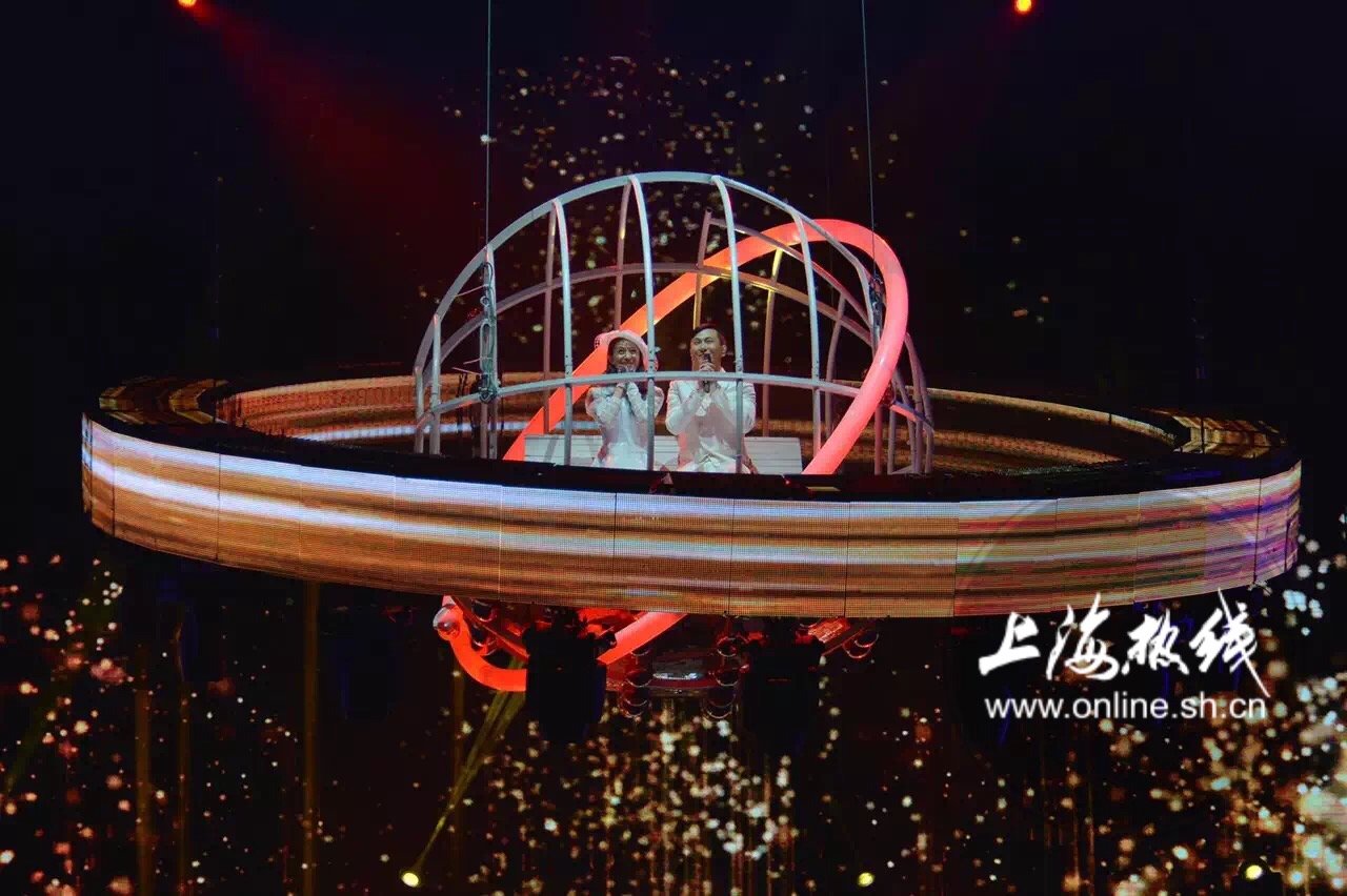 黑压压一群人,虹口足球场演唱会张信哲