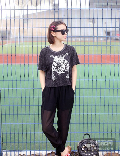 大胖妞穿黑色紧身裤搭配什么上衣,搭t恤的裤子胖mm