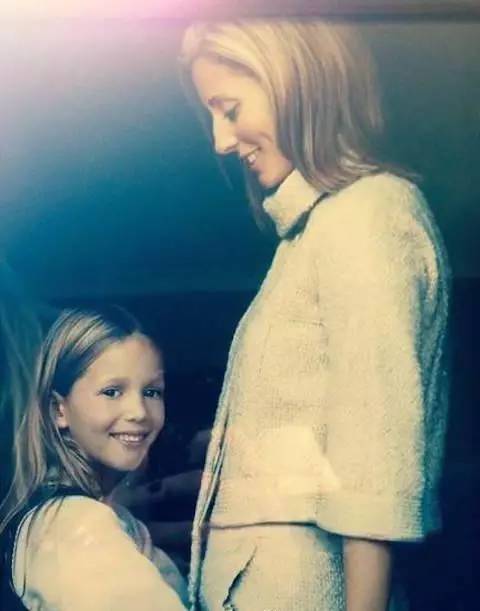 这位美貌多金的小公举，集齐了女神所有的气场！