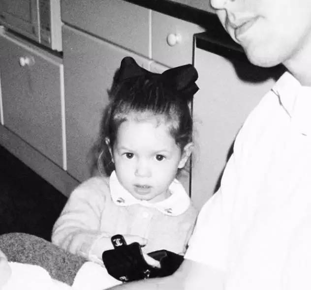 这位美貌多金的小公举，集齐了女神所有的气场！