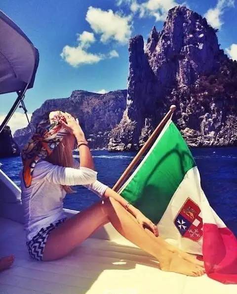 这位美貌多金的小公举，集齐了女神所有的气场！