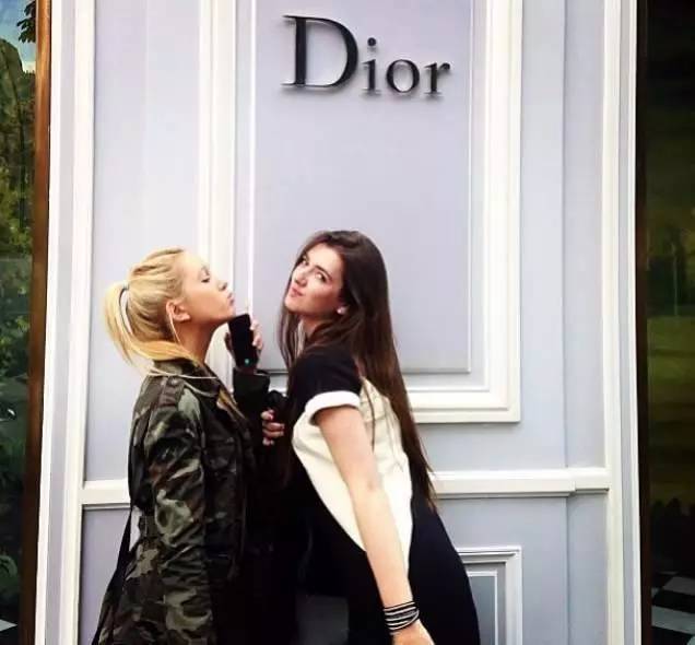 这位美貌多金的小公举，集齐了女神所有的气场！