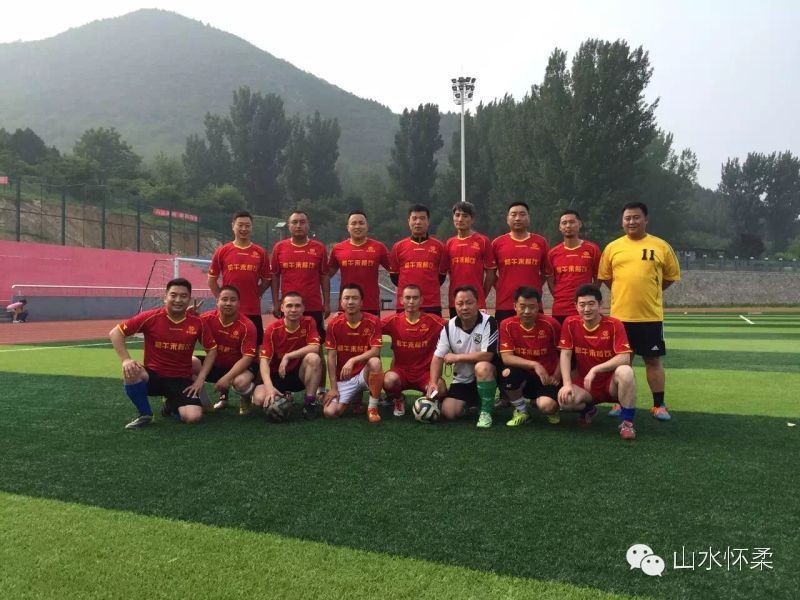 所有人别再拘于眼前的苟且，怀柔首届业余⚽联赛即将开赛，我们在寻找爱⚽的你，还不赶紧跳到球场来？