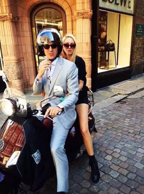 这位美貌多金的小公举，集齐了女神所有的气场！