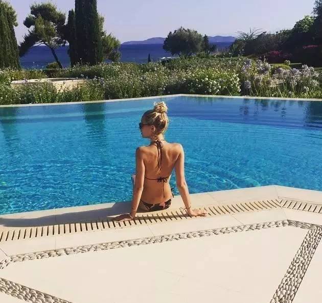 这位美貌多金的小公举，集齐了女神所有的气场！