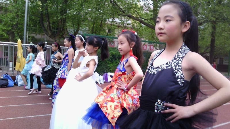 适合7-10岁孩子的课外活动,看孩子运动会好像回到了童年想哭