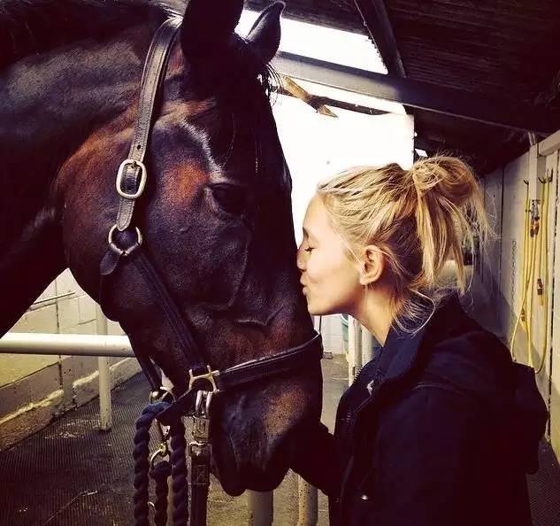 这位美貌多金的小公举，集齐了女神所有的气场！