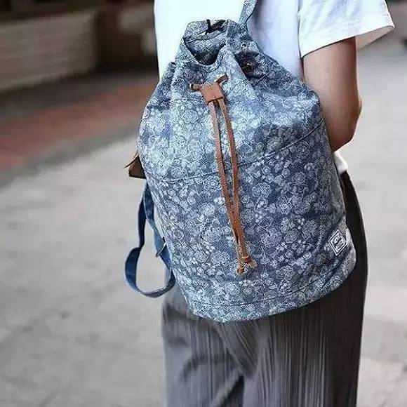 双肩包时髦背法,双肩包省钱