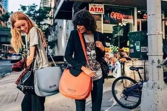 双肩包时髦背法,双肩包省钱