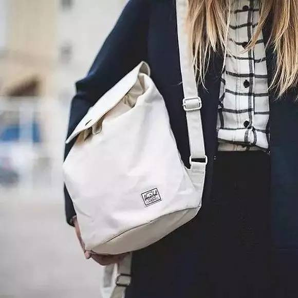 双肩包时髦背法,双肩包省钱