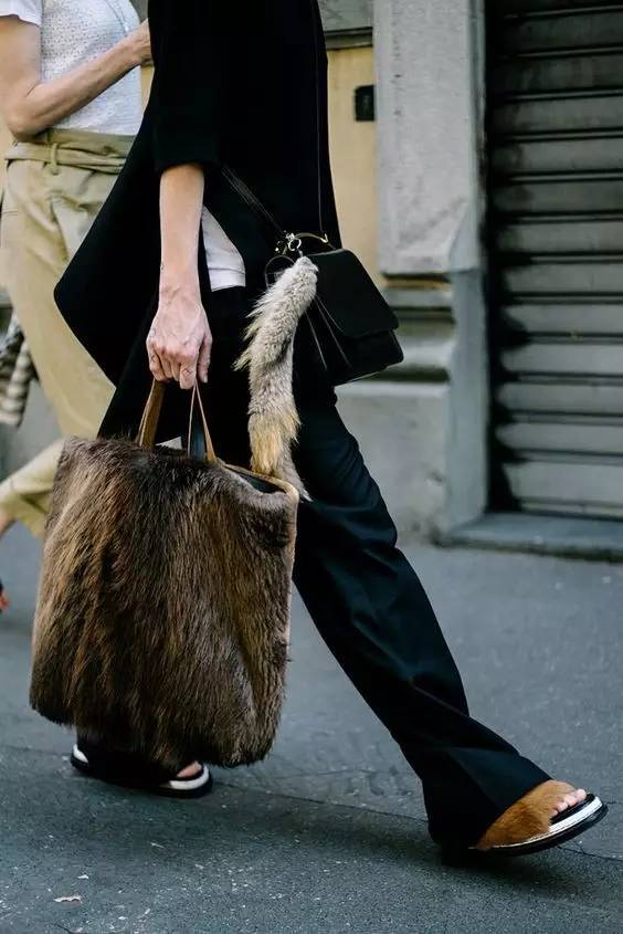 冬天的包包没点毛还能叫时髦？