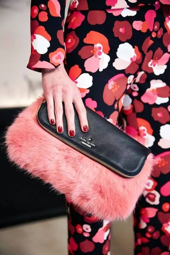 冬天的包包没点毛还能叫时髦？