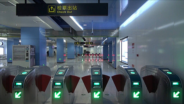 56秒丨探路青岛地铁2号线：李村、石老人站艺术墙抢眼球