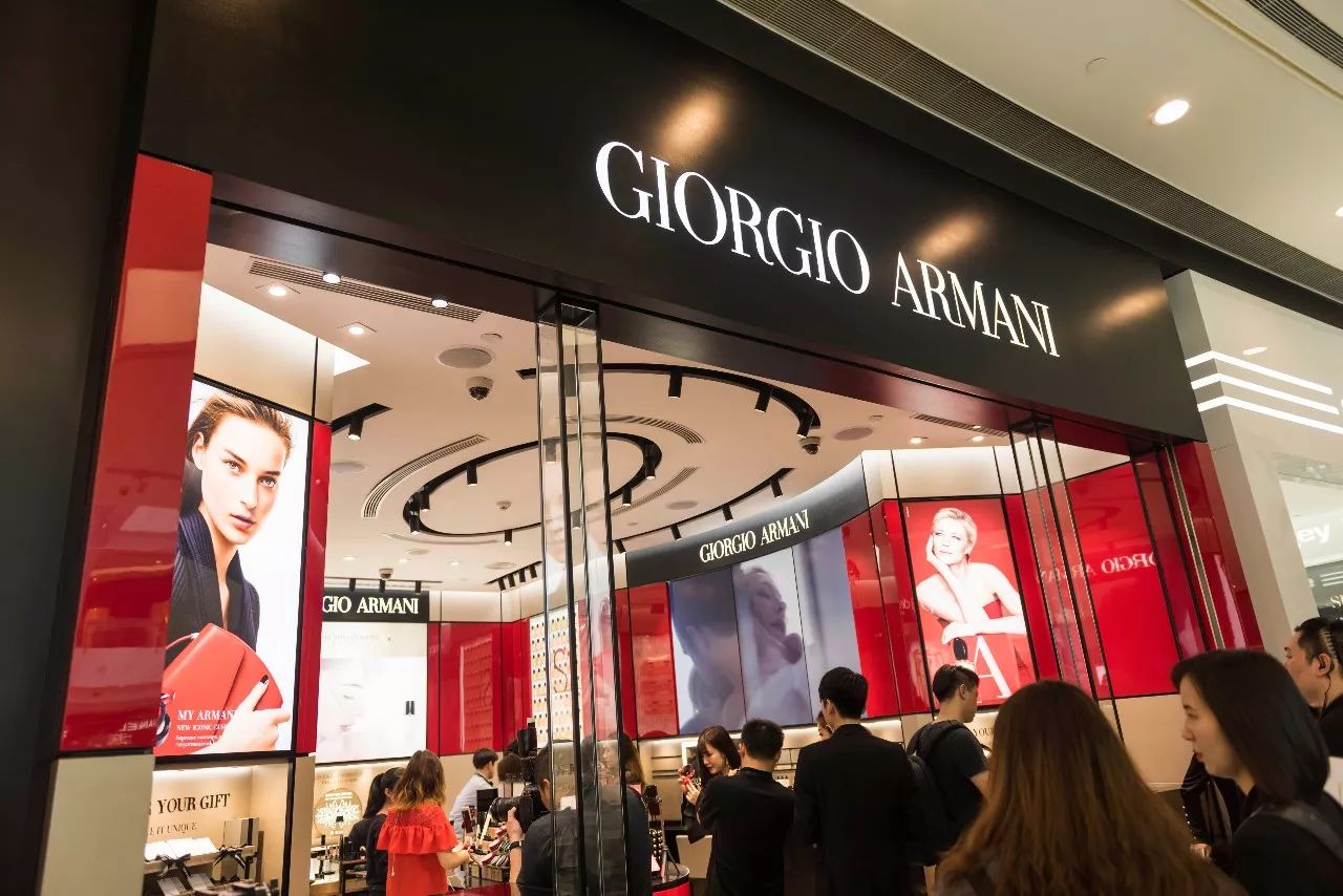 十二月属于“阿玛尼之红”