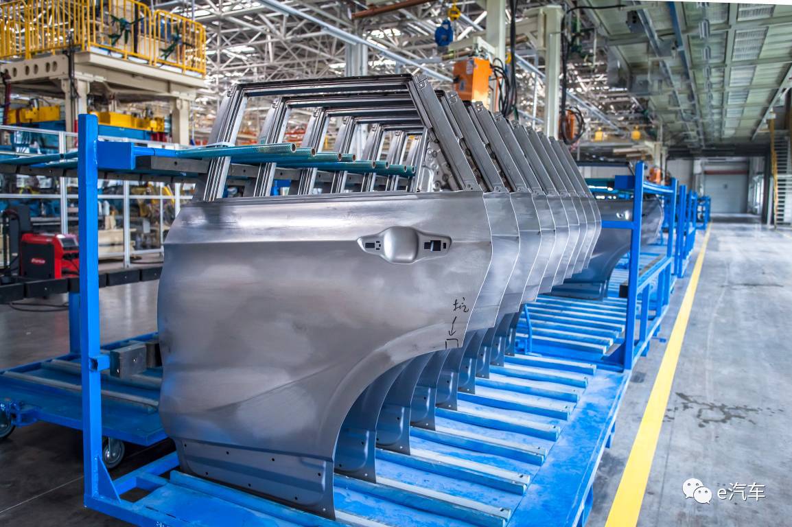 参观华晨中华涂装车间,走进汽车工厂沉浸式感受中国智造