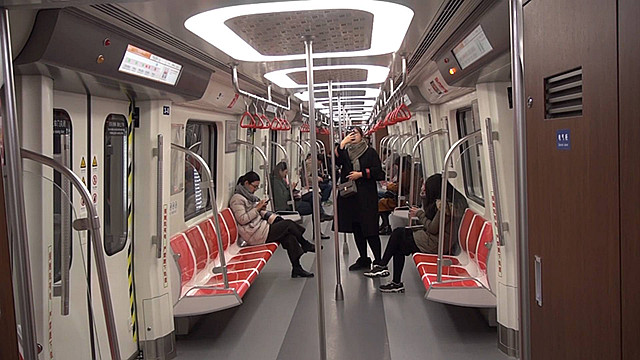 56秒丨探路青岛地铁2号线：李村、石老人站艺术墙抢眼球