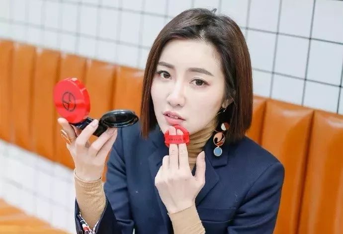 十二月属于“阿玛尼之红”