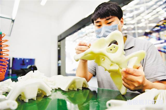 智造中心“空无一人”，却已3D打印了5万多颗义齿