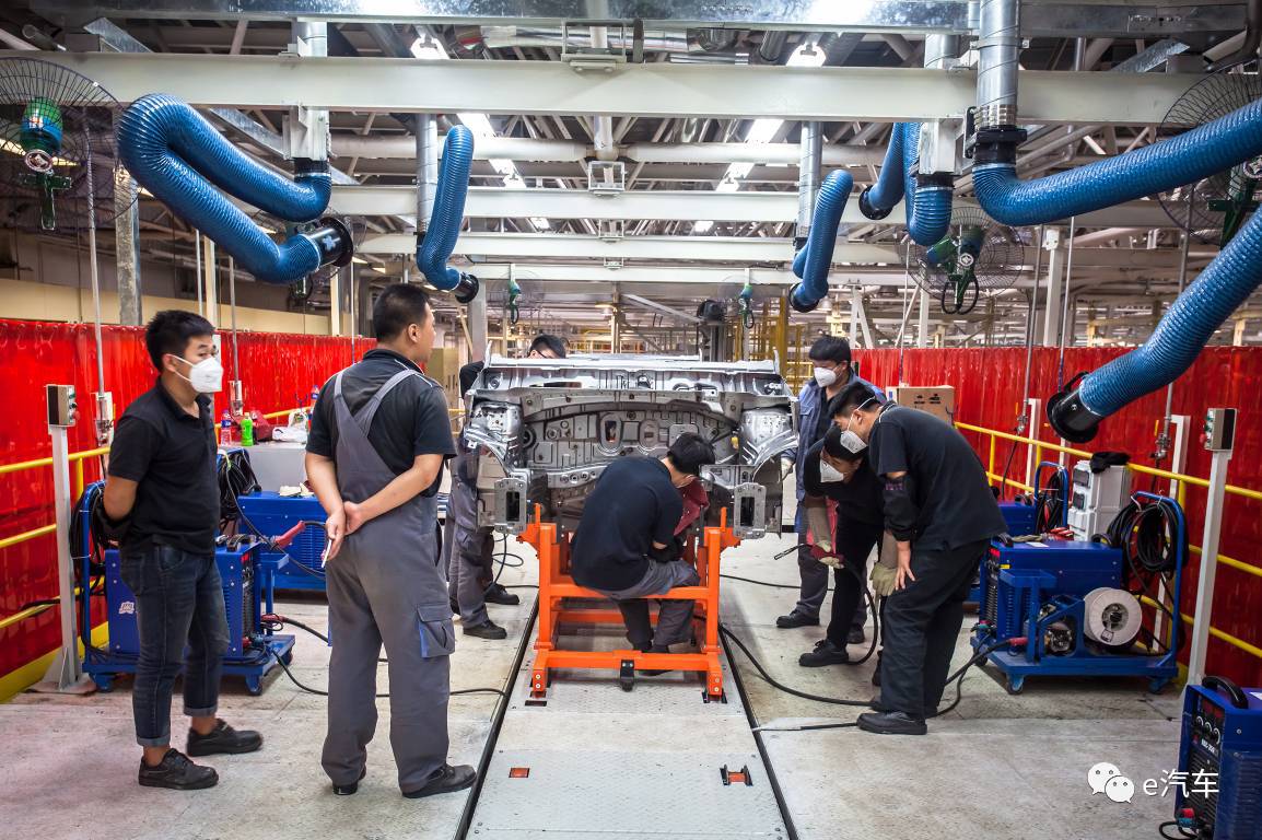 参观华晨中华涂装车间,走进汽车工厂沉浸式感受中国智造